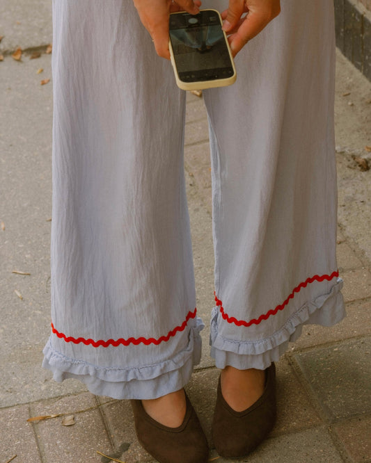 woman's ruffle pants - Pigeon said please