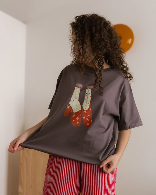 woman wearing a grey t-shit with a drawing of high heels on it